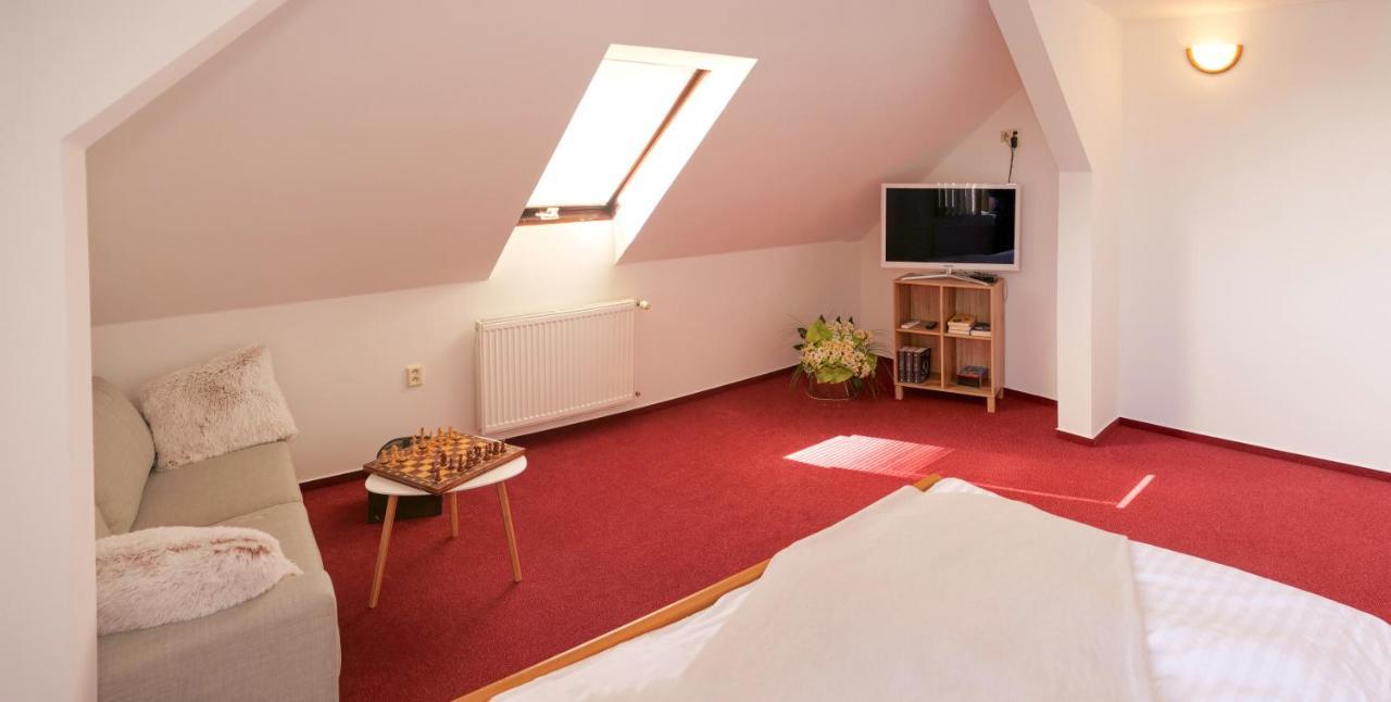 Penzion A Restaurace U Cervinku Cista u Horek Exteriör bild